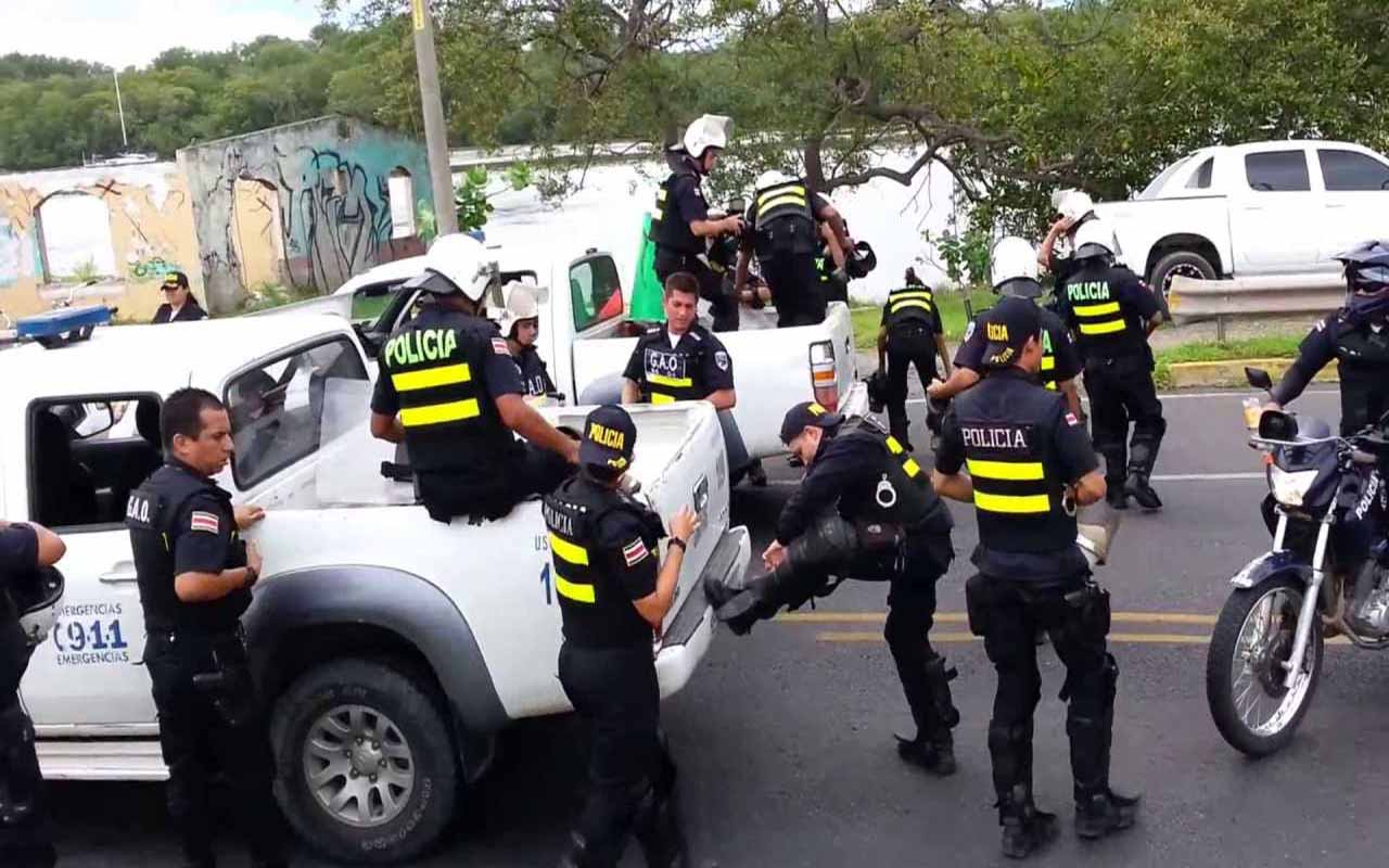 Detienen a 31 policías de Costa Rica por robo y privación de libertad
