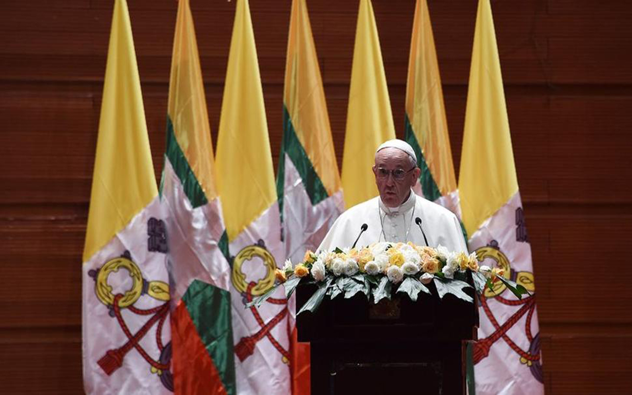 El papa pide en Birmania respeto a cada grupo étnico sin nombrar a rohinyás
