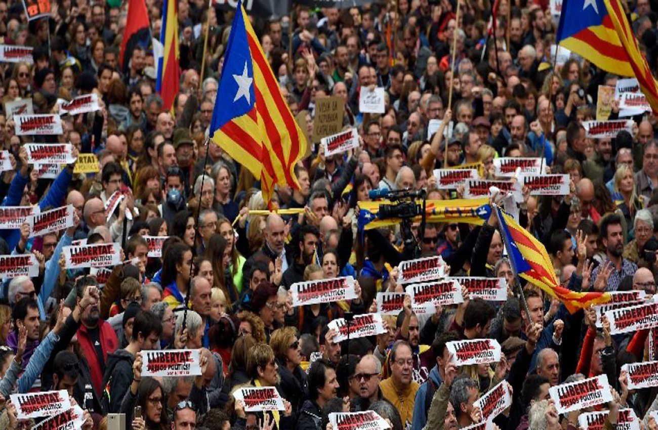 Independentistas catalanes cortan carreteras y vías de ferrocarril