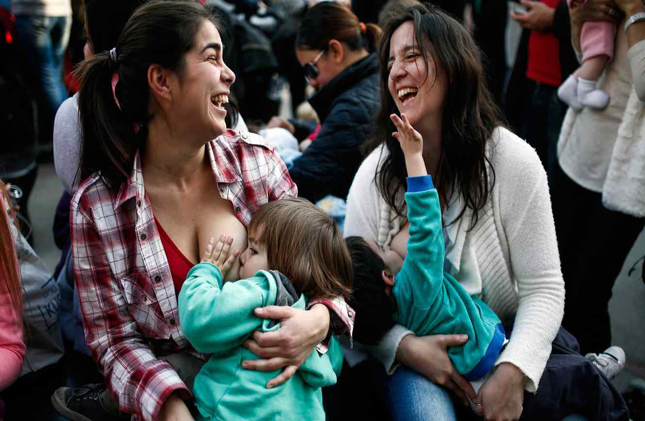 Mamás en Colombia defienden lactancia en público