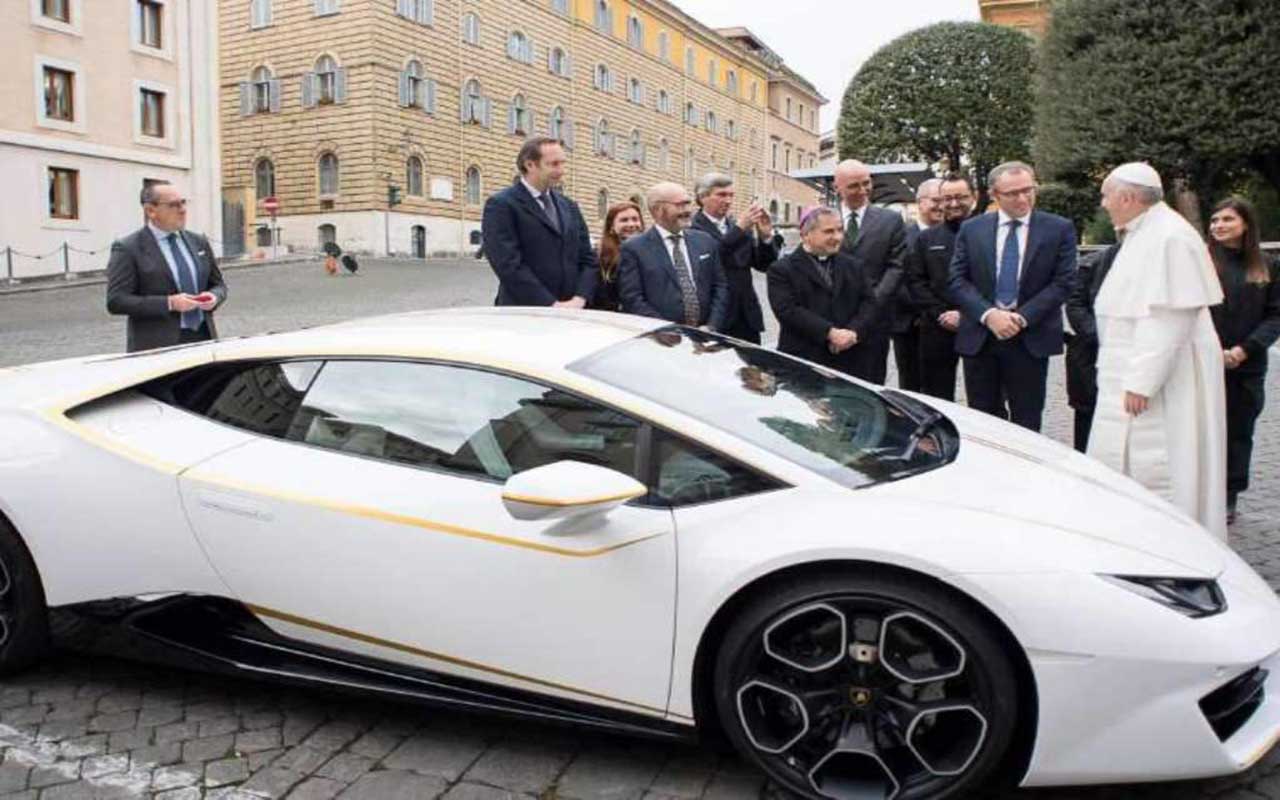 Regalan un Lamborghini al papa Francisco y este decide subastarlo