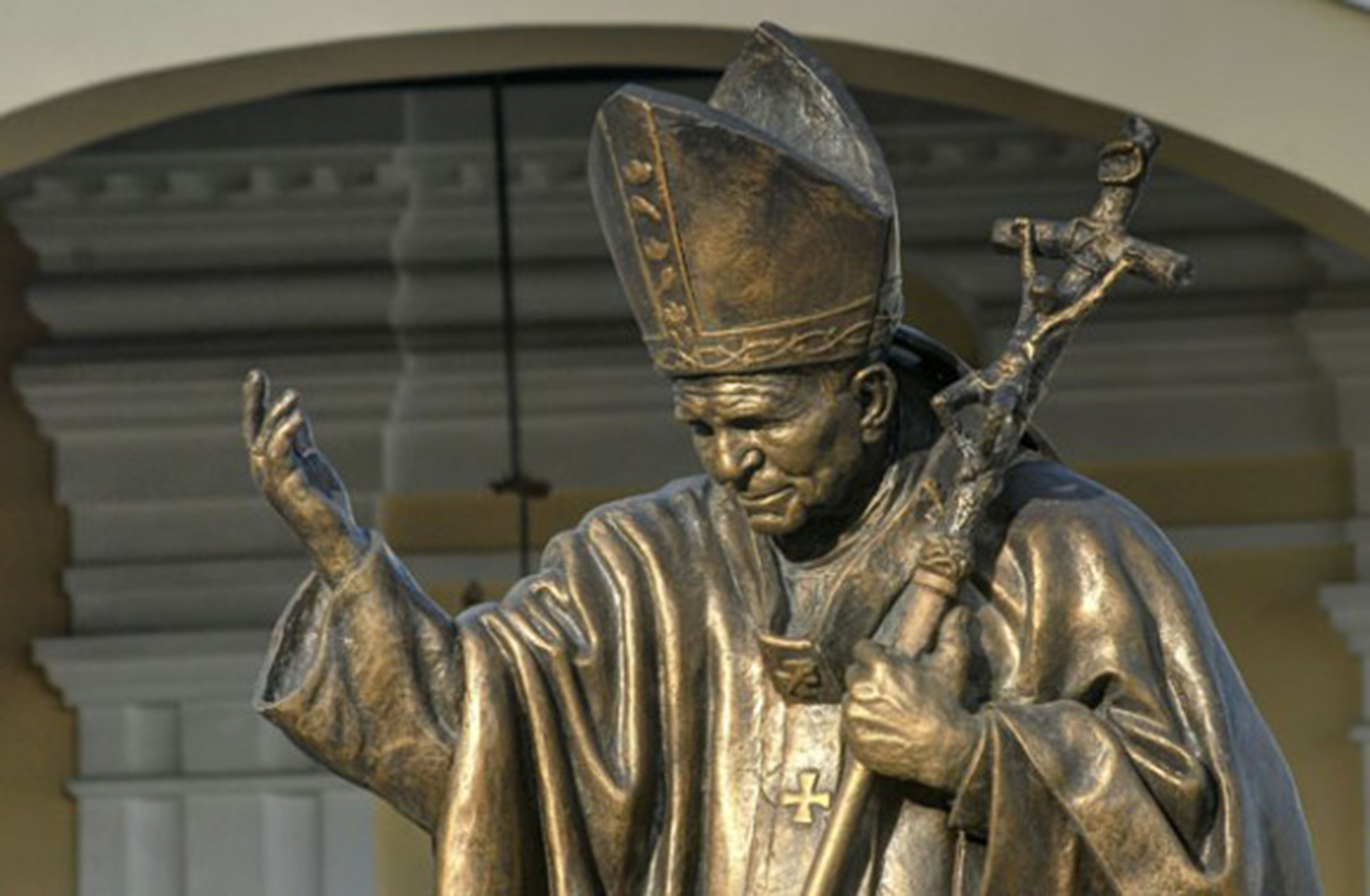 Una estatua de Juan Pablo II siembra la discordia en un pequeño pueblo francés
