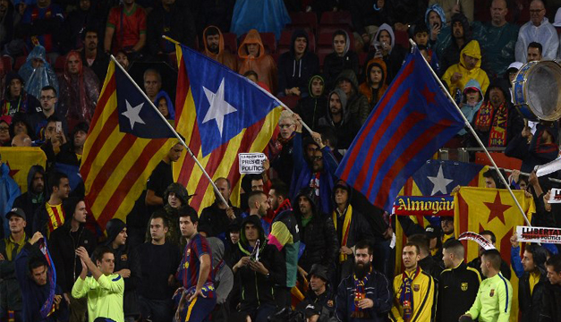 Pancartas en el Camp Nou por catalanes