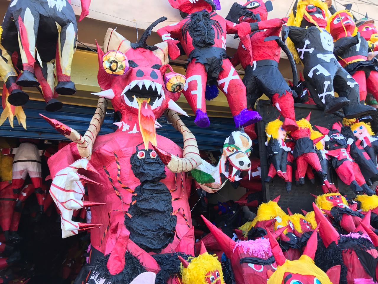 Quema del Diablo: piñatas con rostros de políticos la más solicitadas