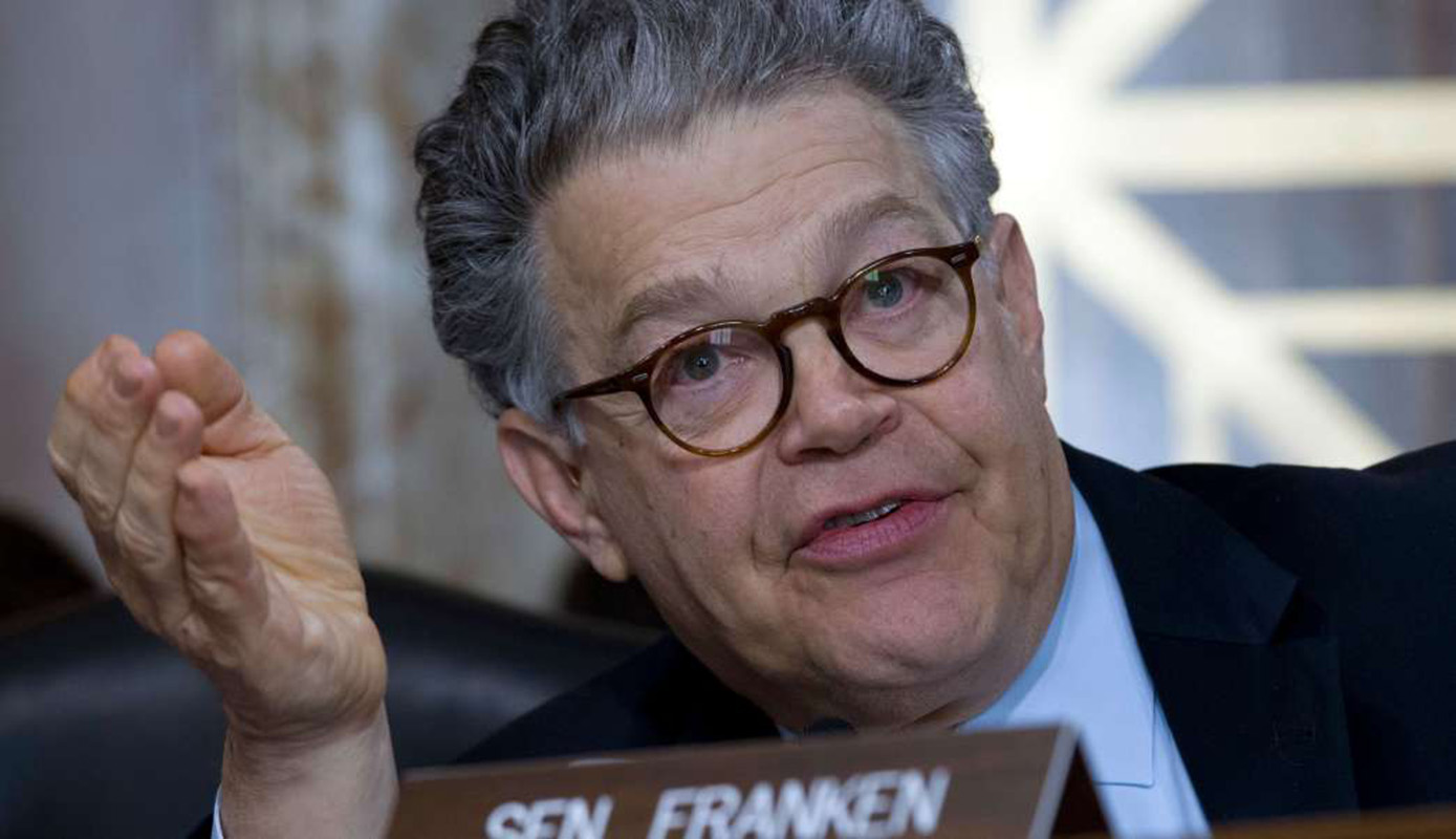 Cae en EEUU el senador demócrata Al Franken por escándalo sexual