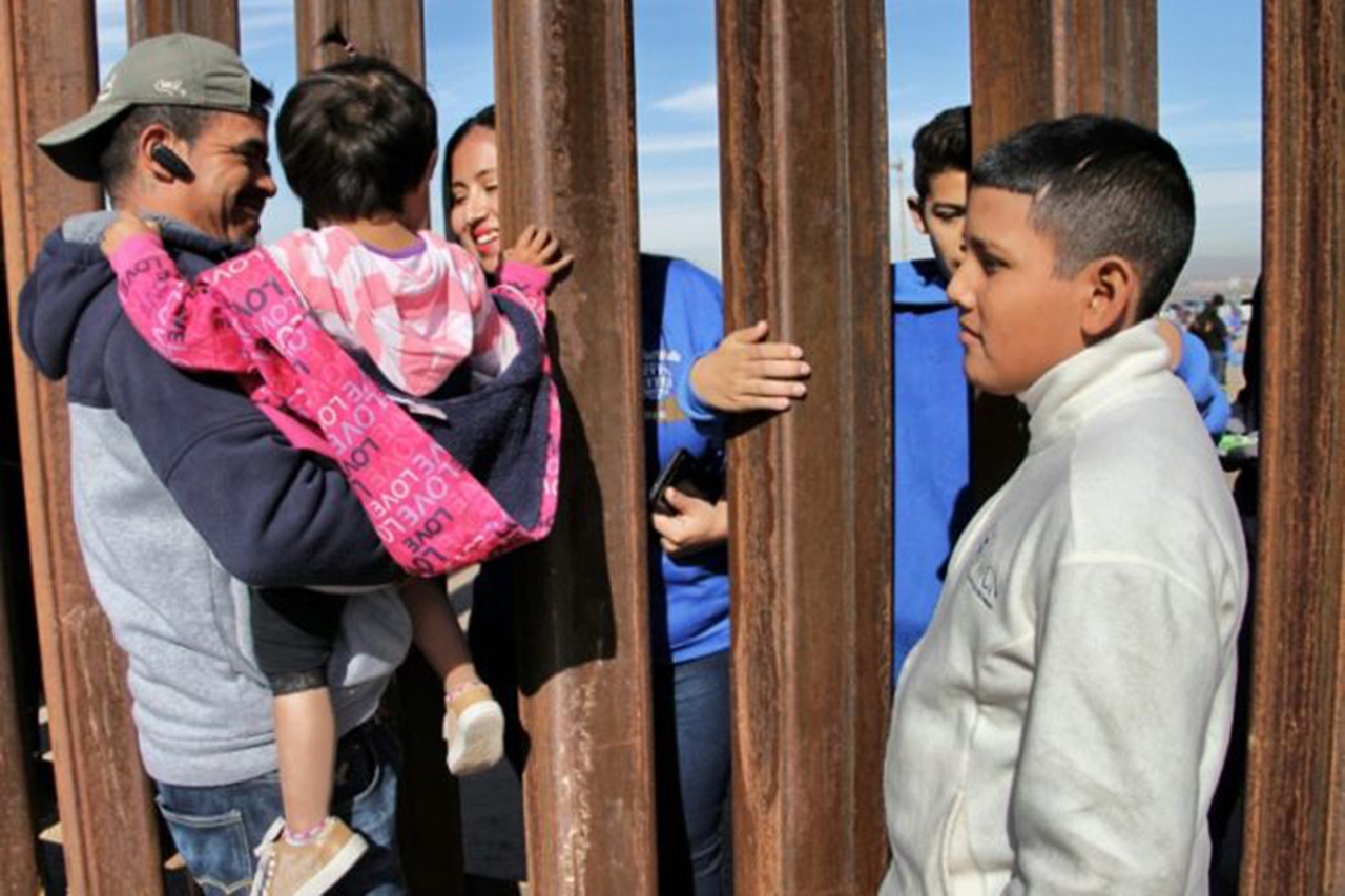 'Dreamers' y sus familiares se reúnen en frontera entre México y EEUU