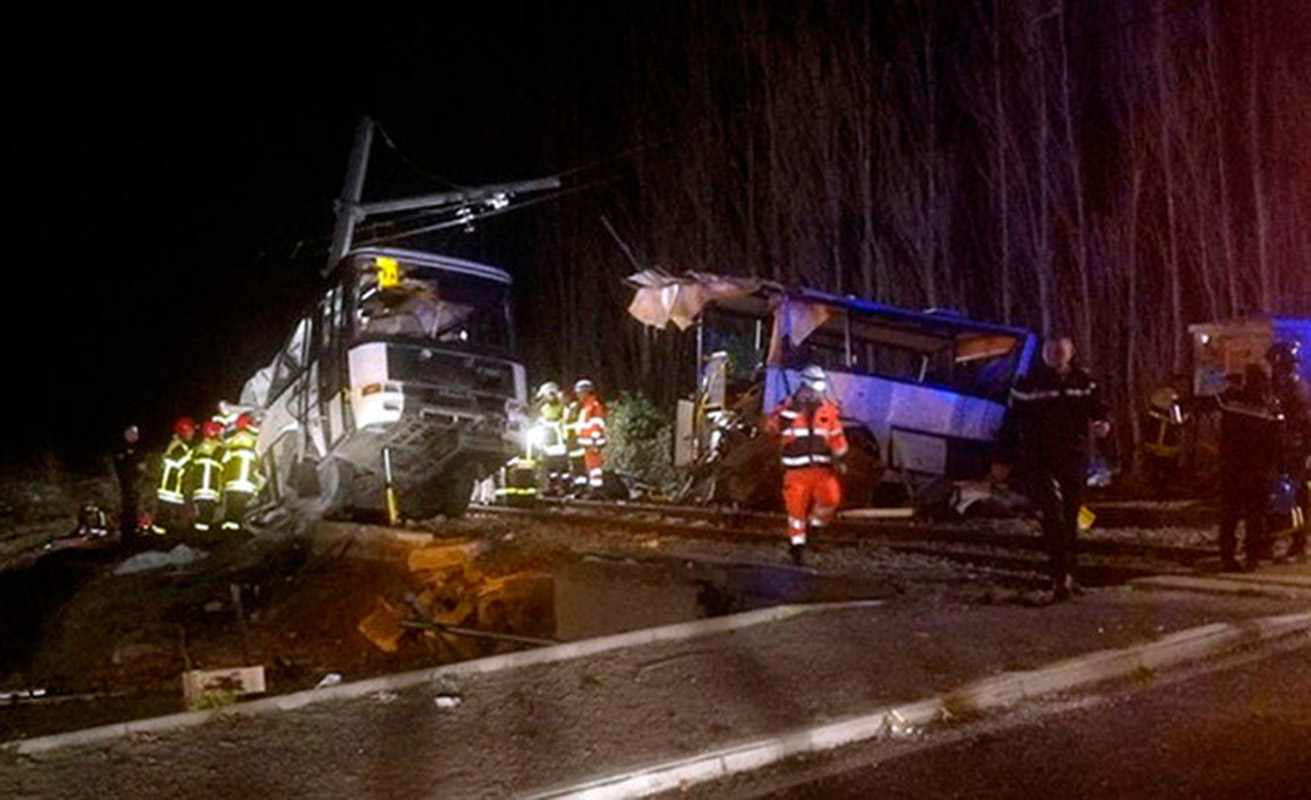 Investigan causas de trágico choque de un tren con un autobús escolar en Francia