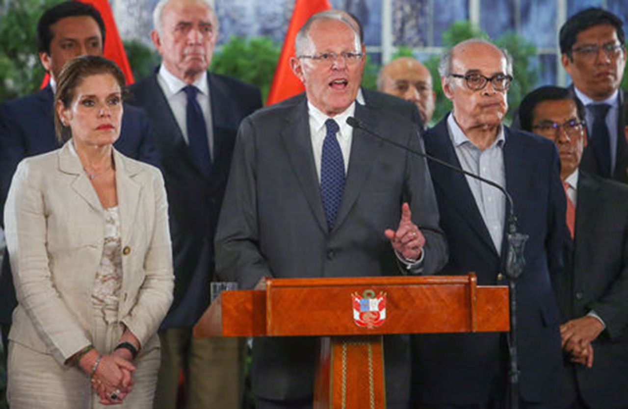 Kuczynski se aferra a presidencia de Perú pese a denuncias en caso Odebrecht