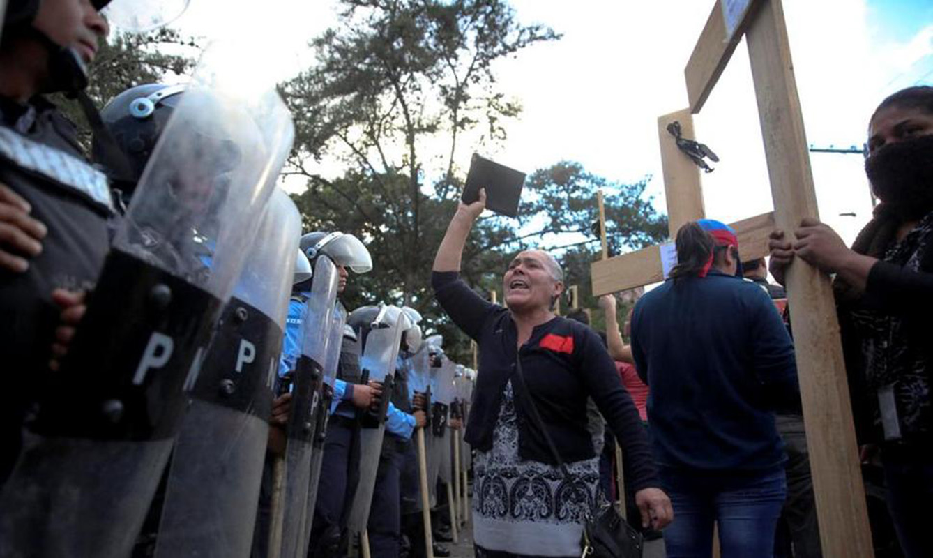 La policía desaloja pacíficamente a manifestantes en Honduras