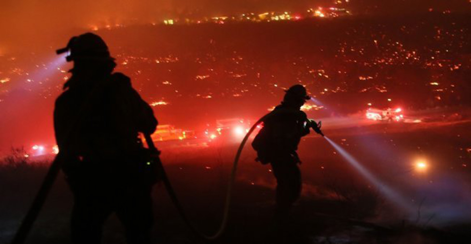 Más de 6.000 bomberos combaten feroz incendio en California
