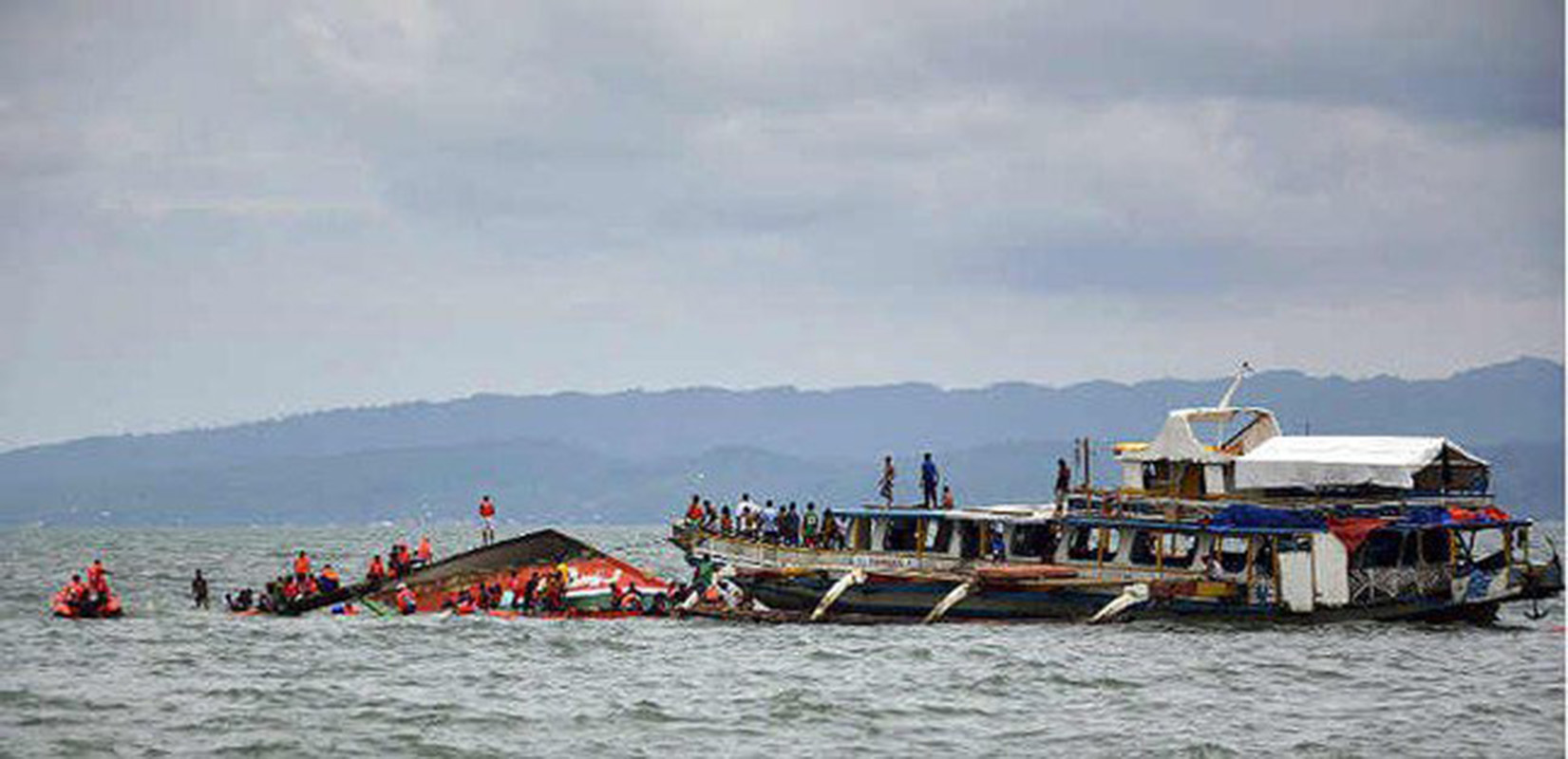 Naufraga un ferri en Filipinas con 251 personas a bordo