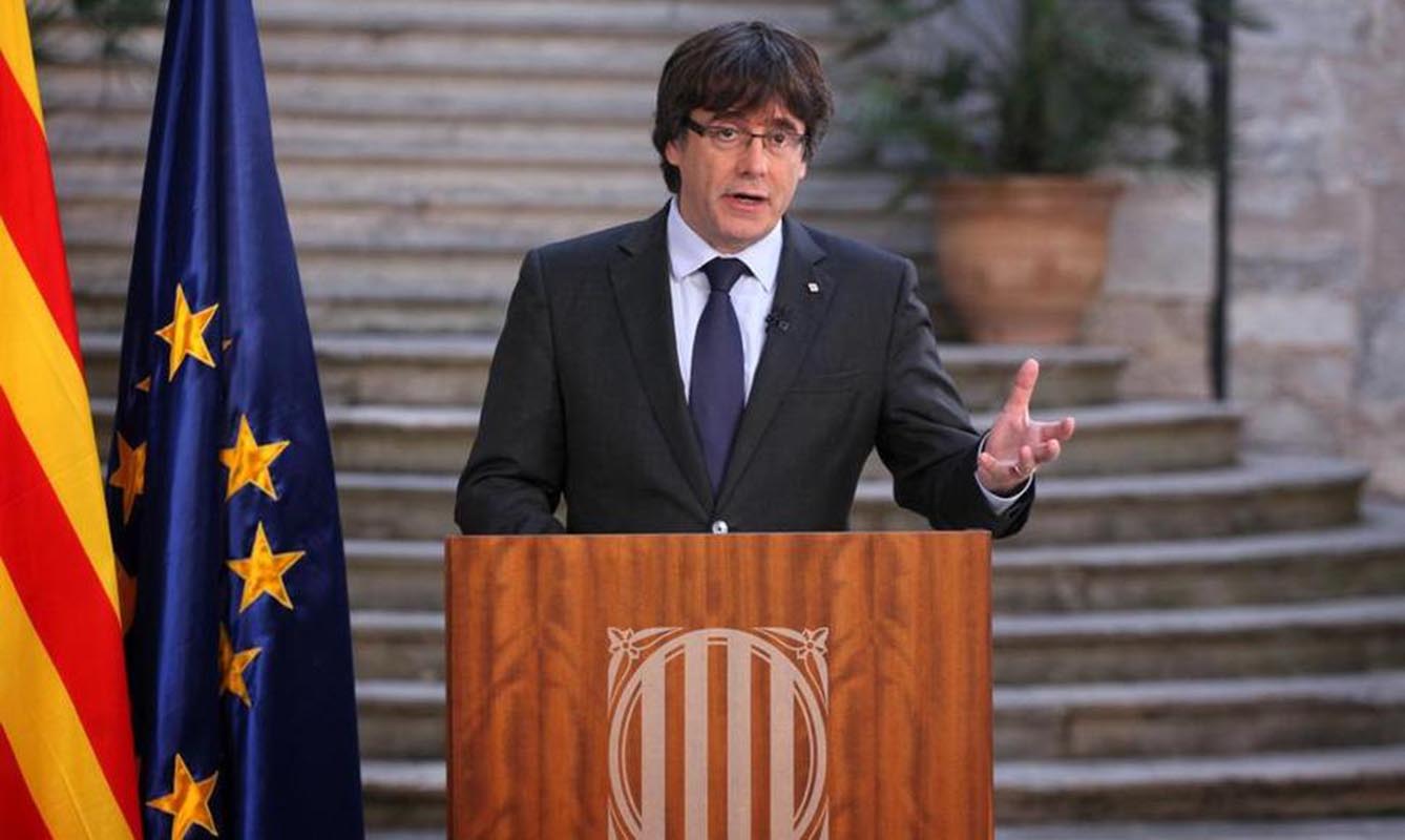 Puigdemont ofrece a Rajoy reunión en el extranjero y deja en el aire su regreso