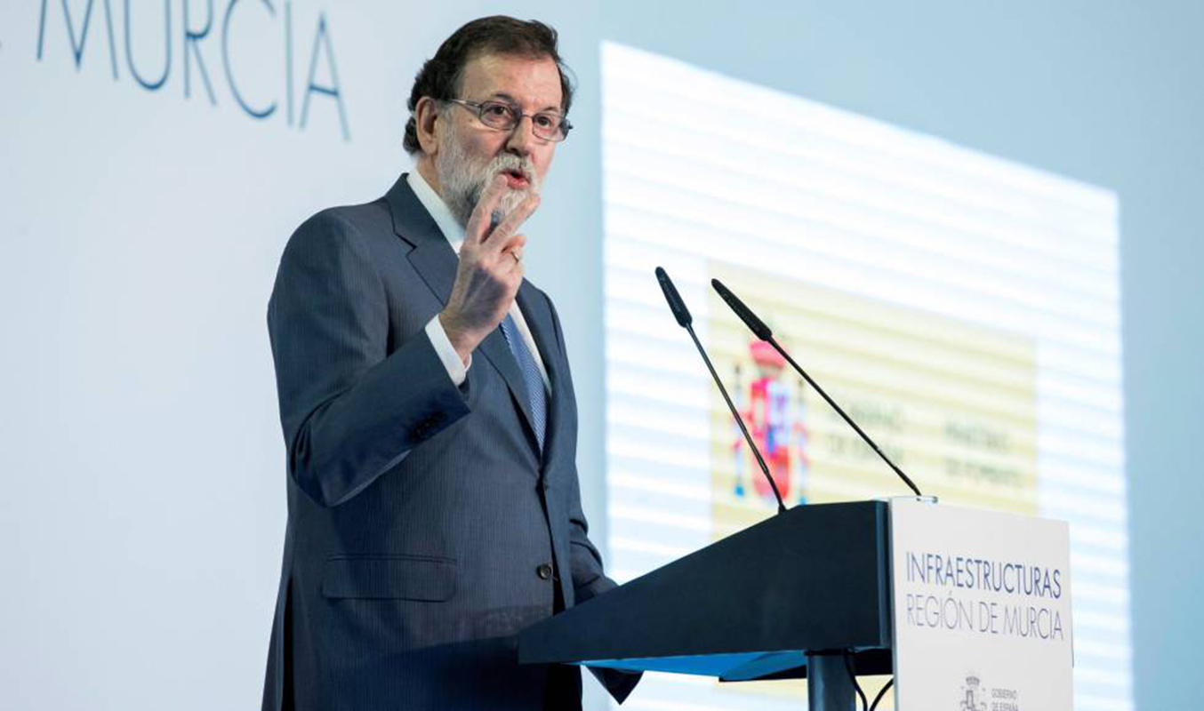 Rajoy ve "absurdo" que Puigdemont quiera gobernar Cataluña desde el extranjero