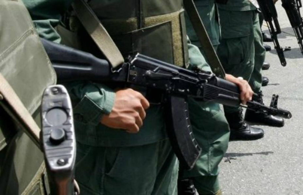 Roban 26 fusiles, pistolas y municiones de comando militar en Venezuela
