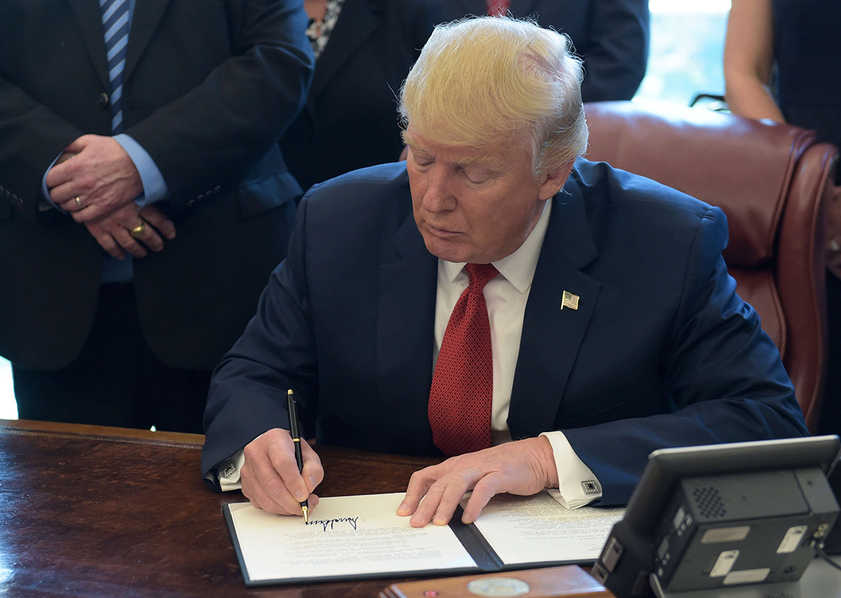 Trump firma ley que evita temporalmente cierre del gobierno federal