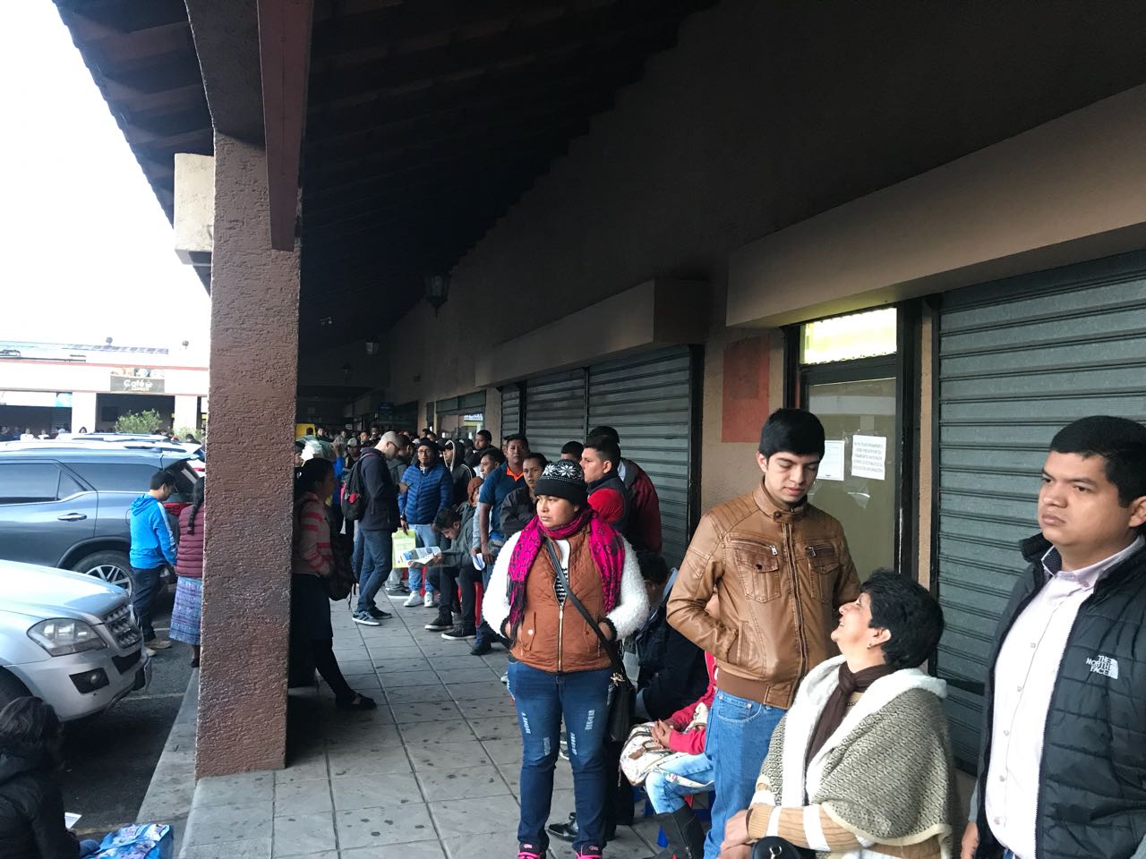 Guatemaltecos hacen fila para pasaporte