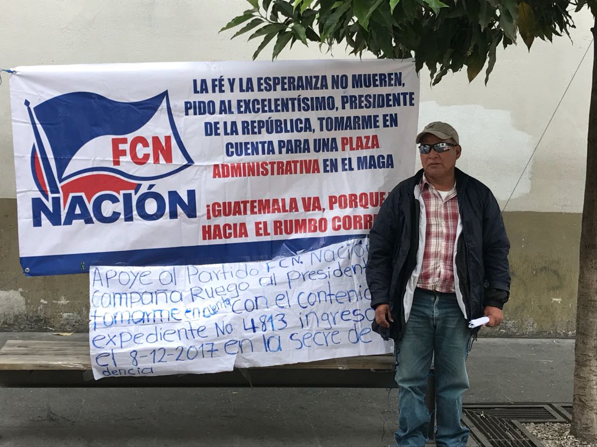 Manifestante pide trabajo a Jimmy Morales EU Emisoras Unidas Guatemala