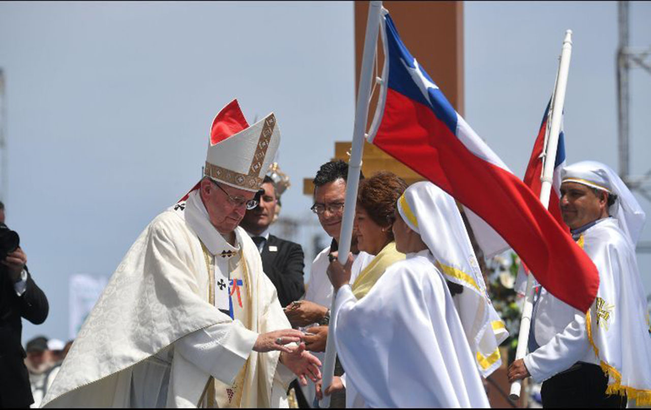 El papa Francisco se despide de Chile deseando "unidad y paz"