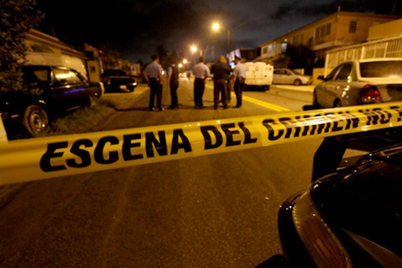 México: Encuentran patrulla falsa con dos muertos en su interior
