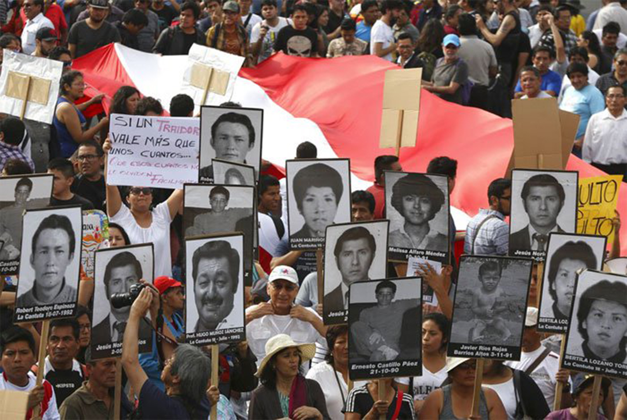 Familiares de víctimas de Fujimori pedirán ayuda al papa para anular indulto