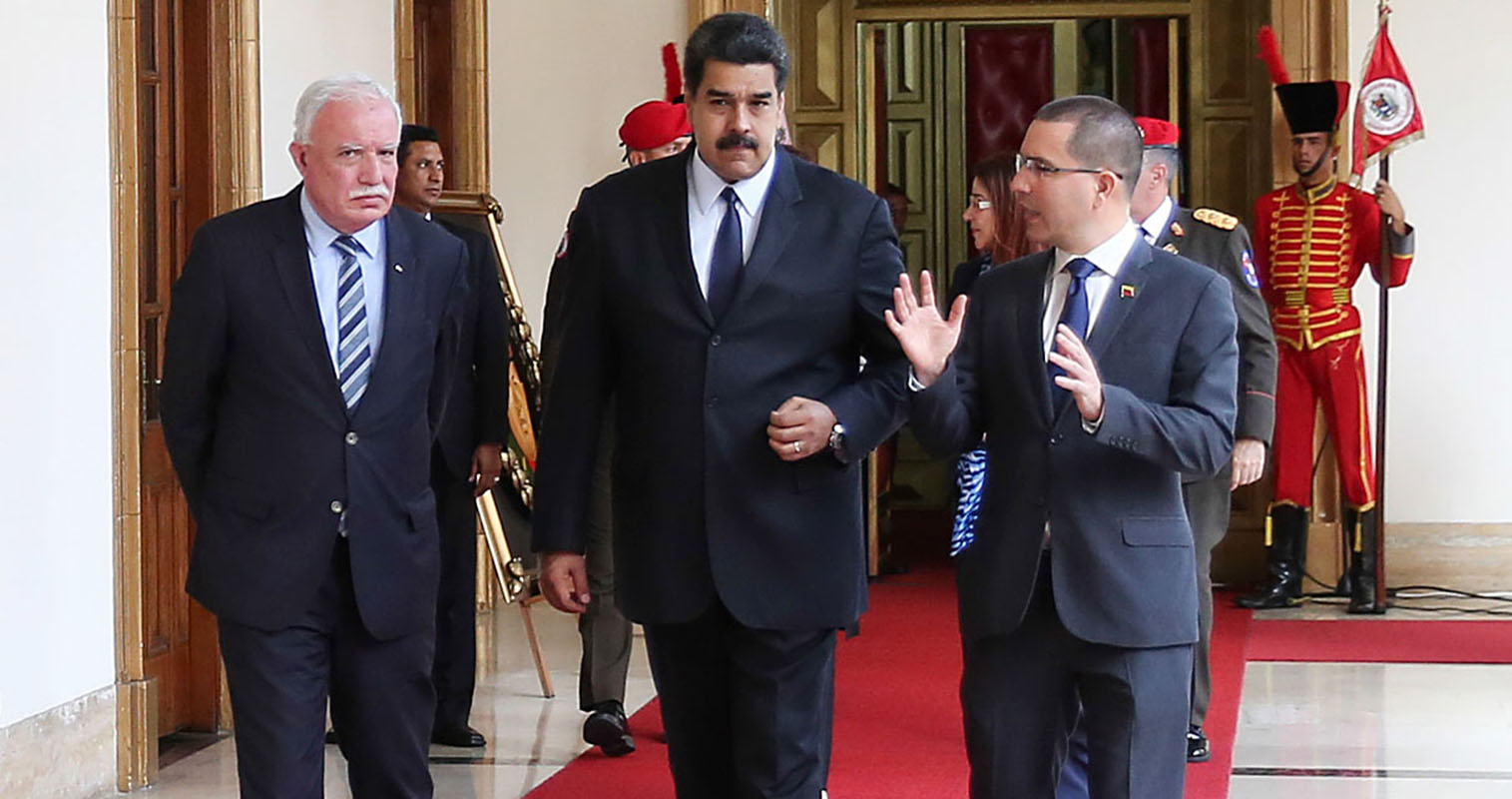 Gobierno de Maduro acusa a oposición de usar a piloto rebelde para evitar acuerdo