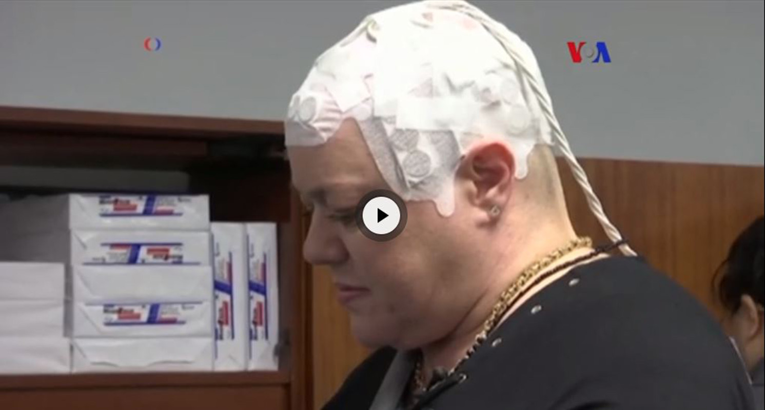 VIDEO: Gorro de electrodos ayuda paciente de cáncer cerebral