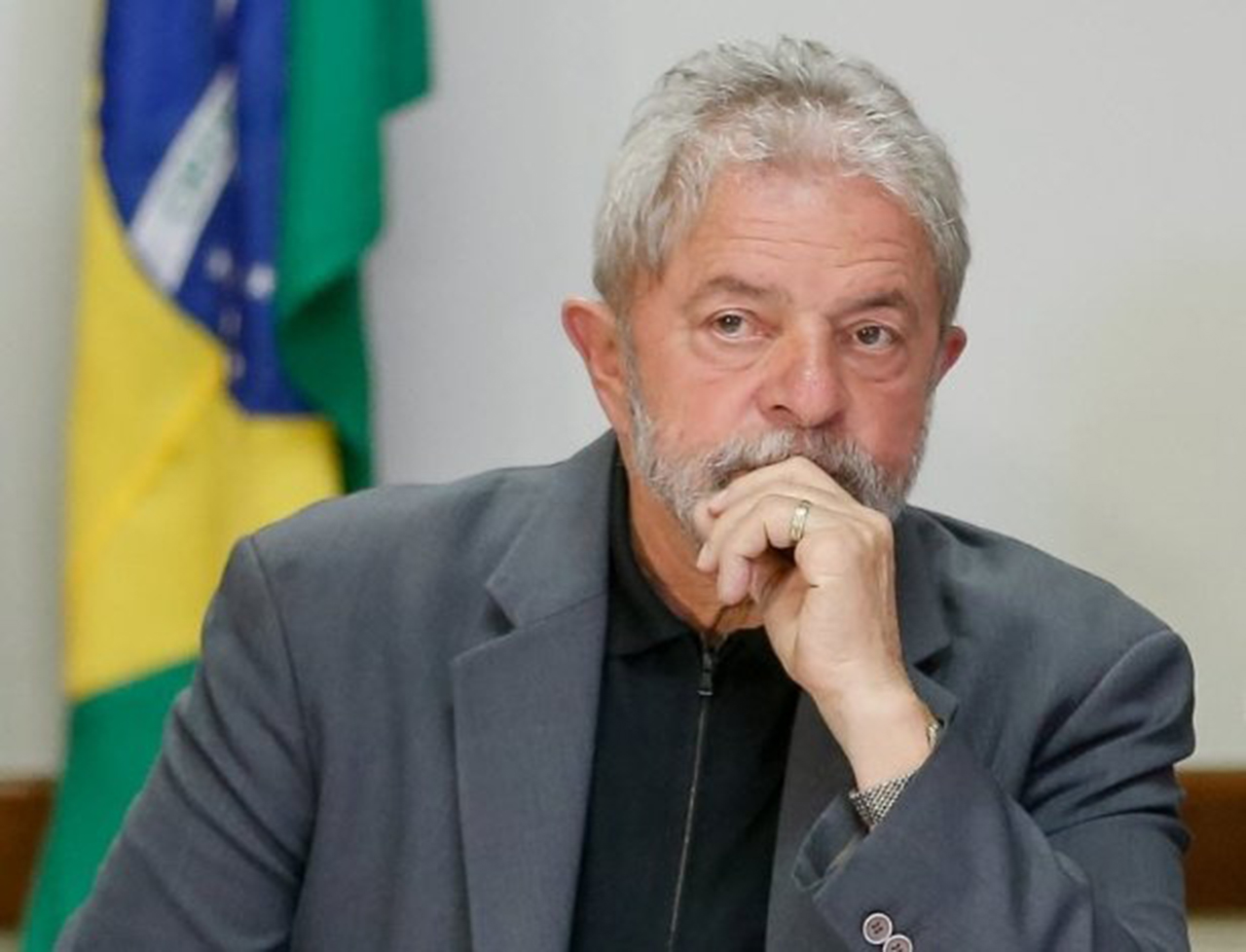 Lula no puede salir de Brasil y espera decisiones que le libren de la cárcel
