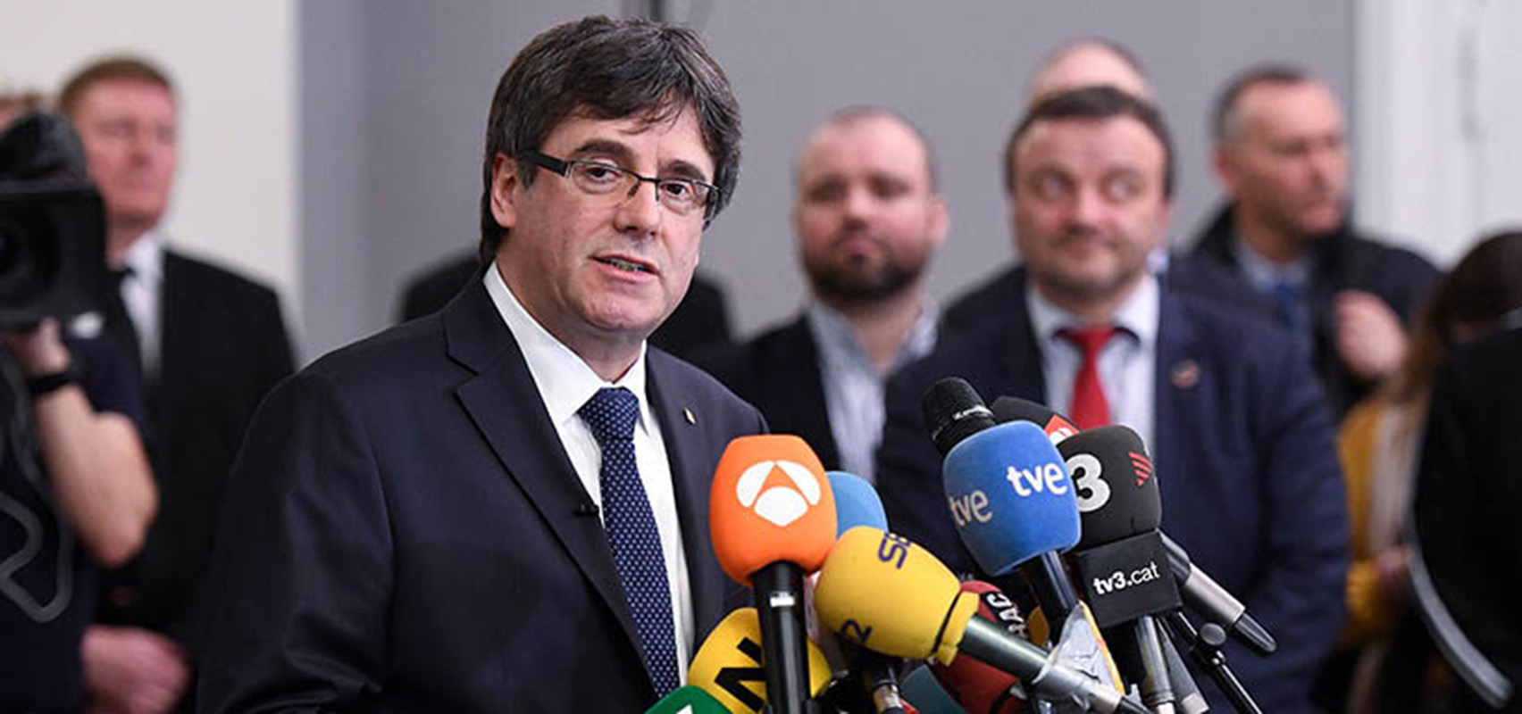 Puigdemont pide poder volver a Cataluña sin riesgo para su investidura
