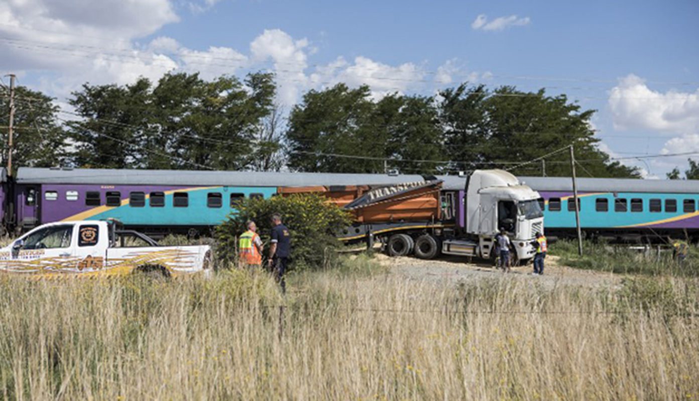 Sube a 14 muertos y 180 heridos el balance de un accidente de tren en Sudáfrica
