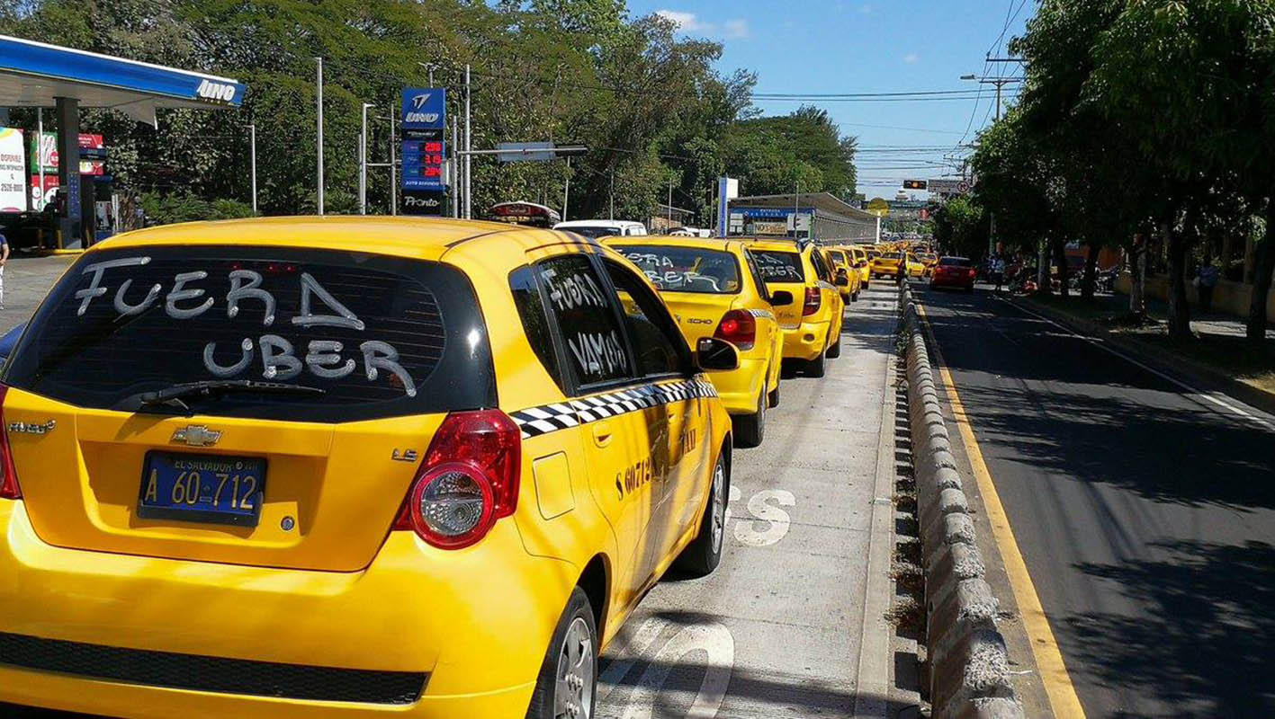 Taxistas salvadoreños protestan contra funcionamiento de Uber
