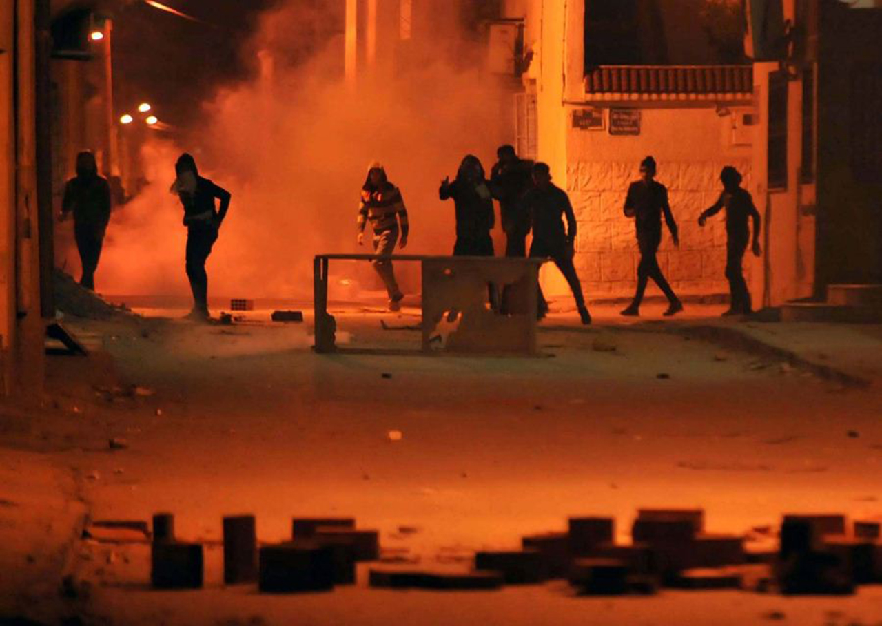 Tercera noche de disturbios en Túnez con centenares de detenidos