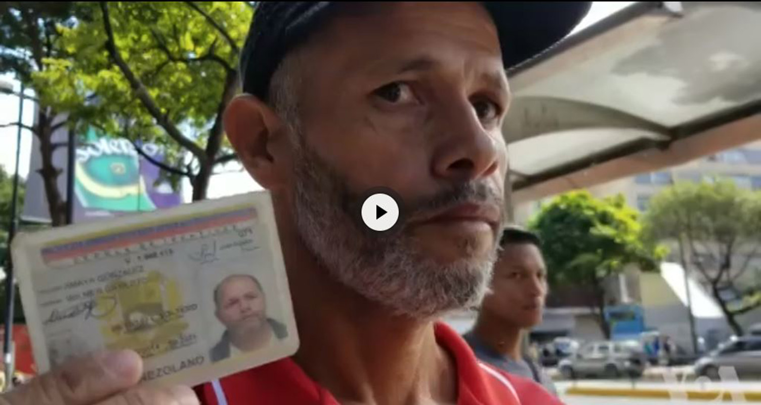 VIDEO: Venezolano muestra como ha perdido peso por crisis económica