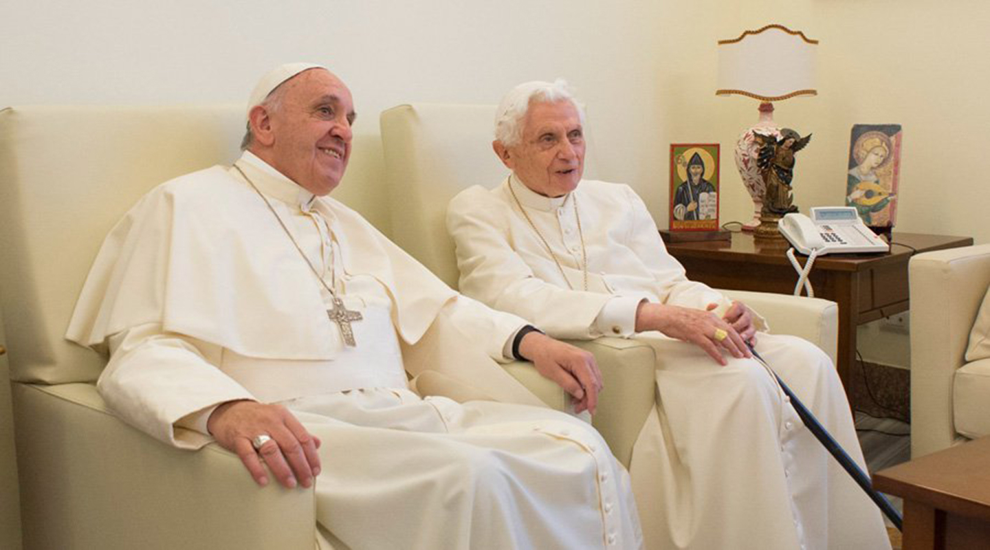 Benedicto XVI prometió a Francisco "total obediencia"