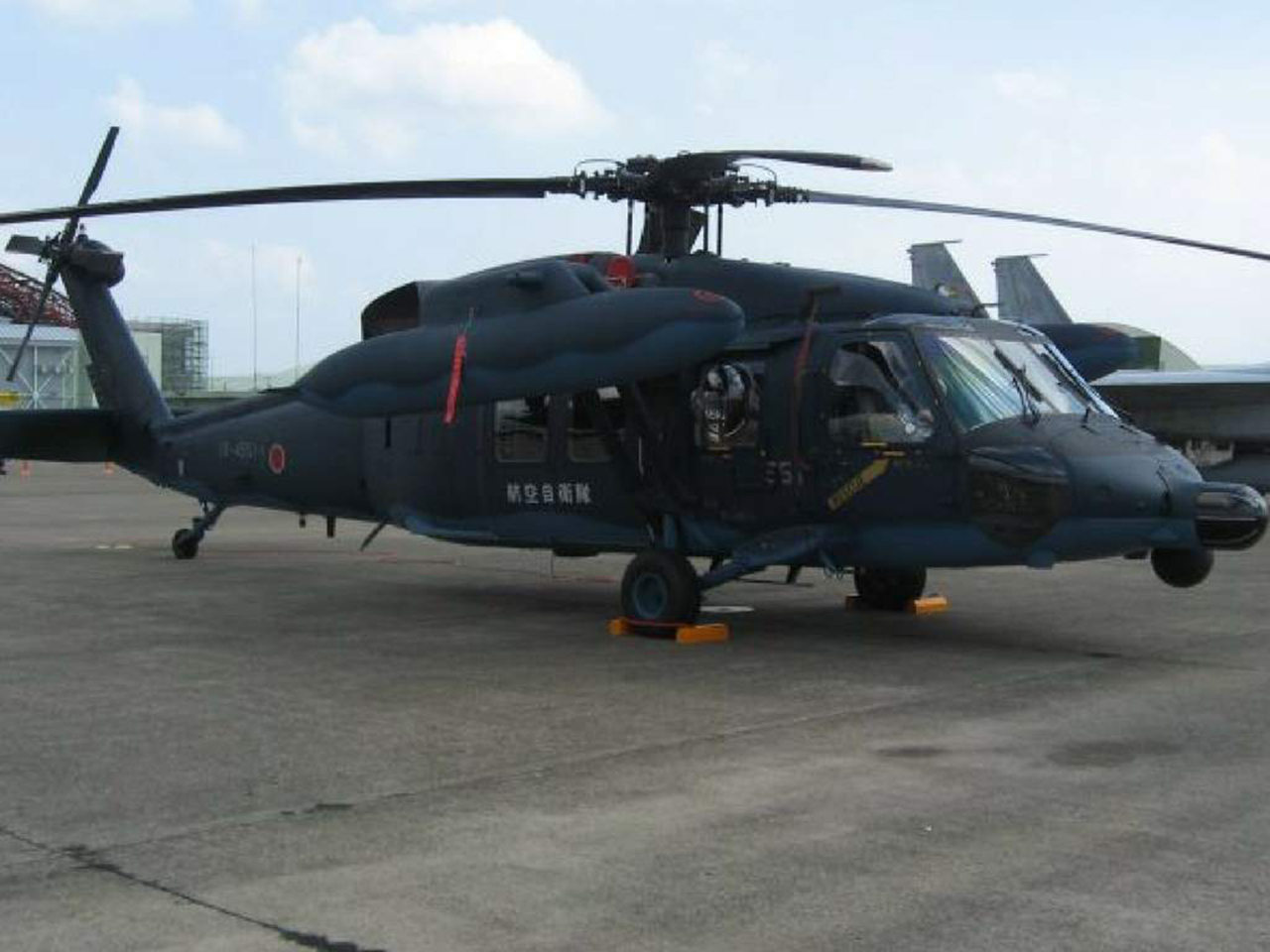 Cae un helicóptero militar en Japón y sus dos ocupantes están graves