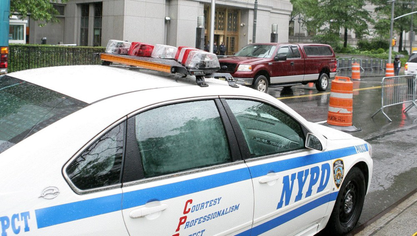 Cierran escuelas de dos distritos en Nueva York mientras buscan hombre armado