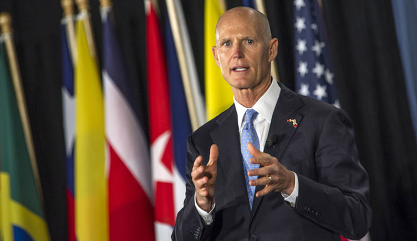 Gobernador de Florida urge a tener una "verdadera conversación" sobre armas