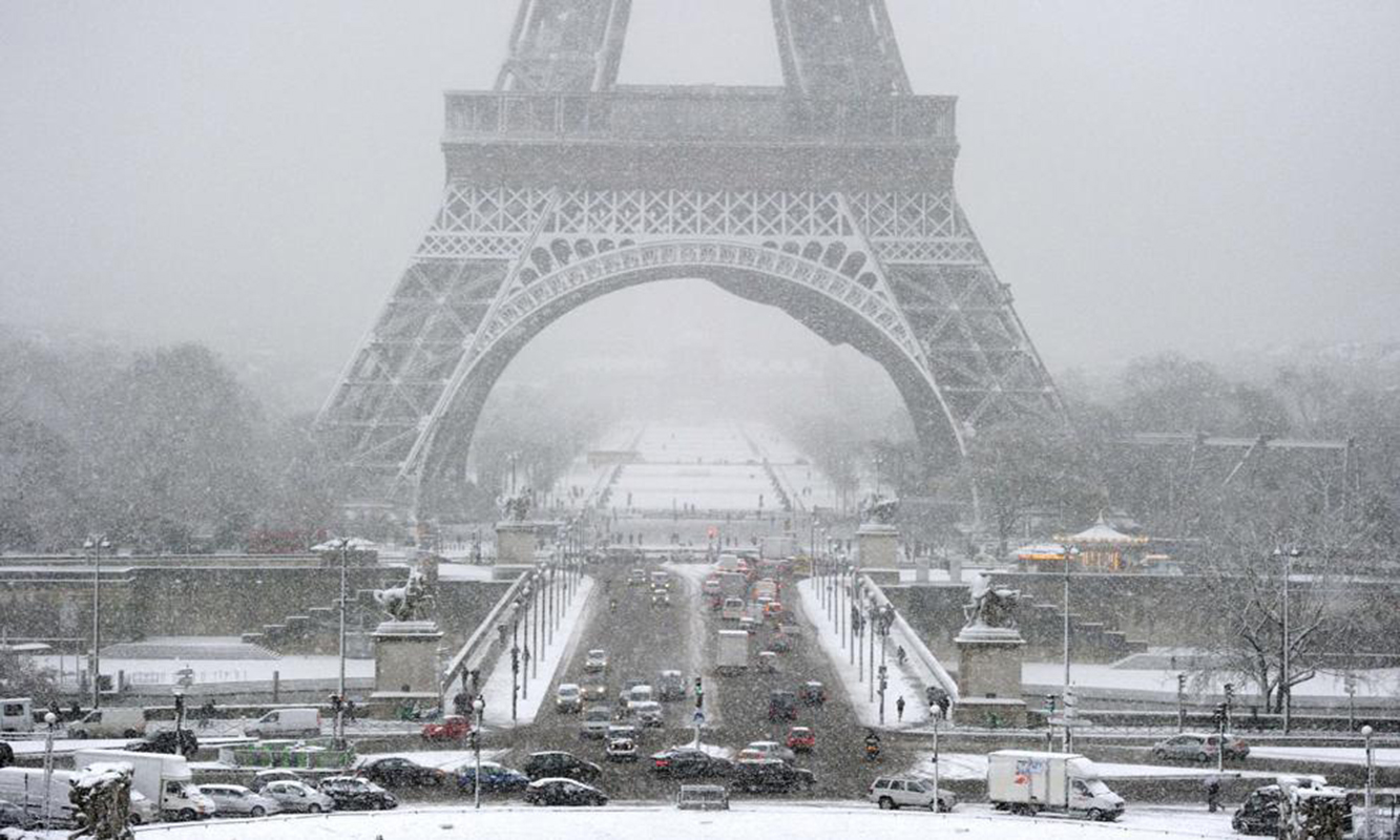 La Torre Eiffel, cerrada por la nieve