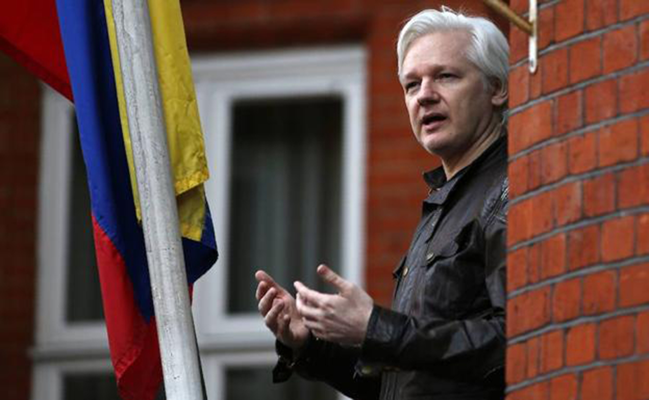 La justicia británica decide si Assange puede salir libremente