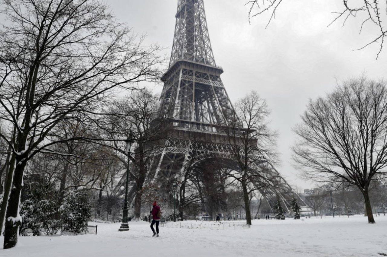 La torre Eiffel, cerrada dos días más por la nieve y el hielo