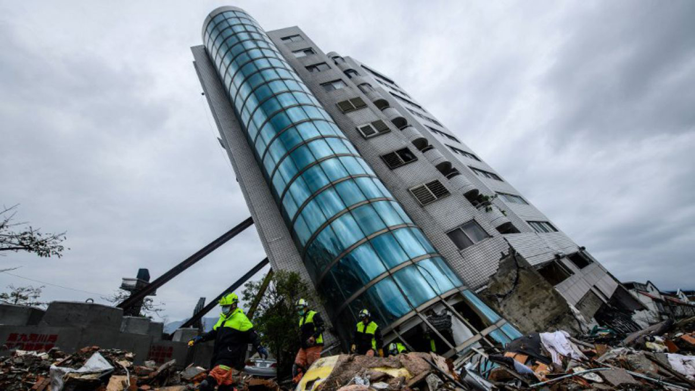 Los servicios de rescate buscan supervivientes del sismo en Taiwán
