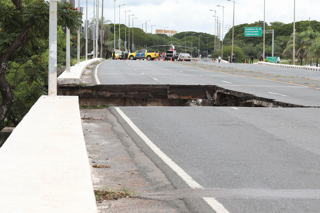 Se derrumba una carretera en el centro de Brasilia, sin dejar víctimas