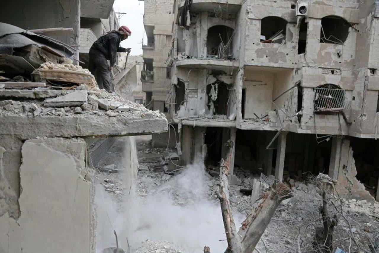 Siguen los bombardeos contra bastión rebelde sirio antes de un voto en la ONU