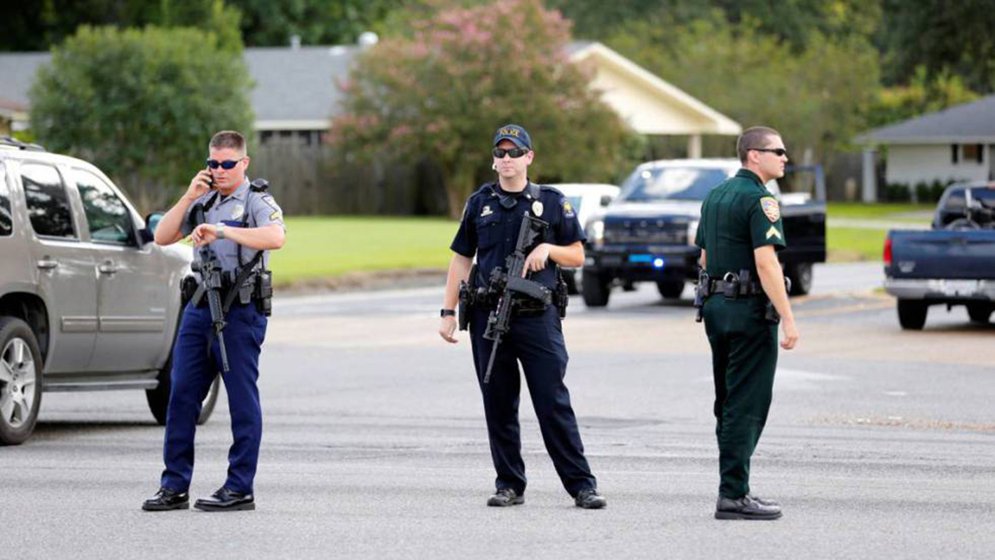 Un agente de la policía muerto y otros dos heridos durante un tiroteo en EEUU
