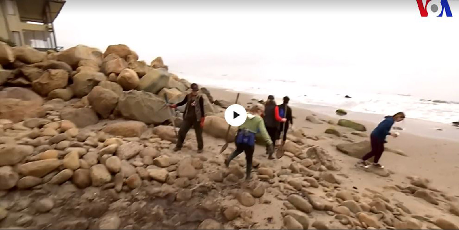 Voluntarios buscan objetos perdidos tras los mortales deslaves de California