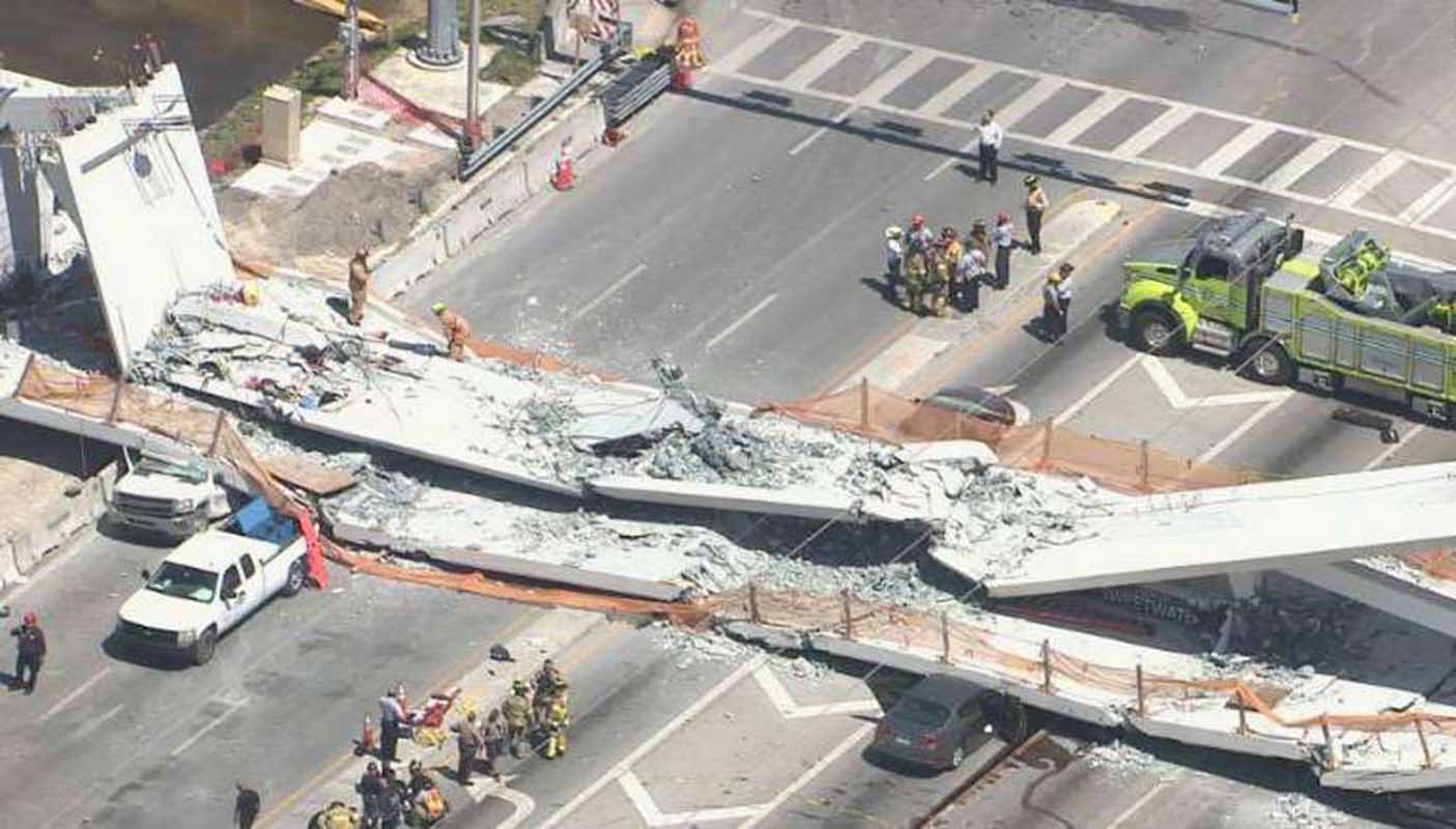 Colapsa puente peatonal sobre autopista de seis vías en Miami