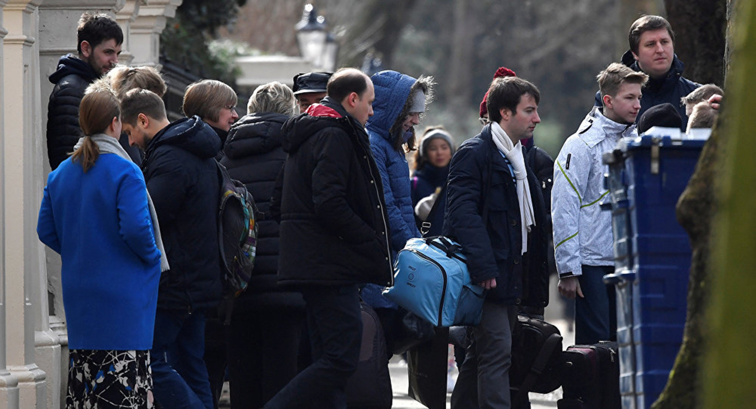 Diplomáticos rusos expulsados abandonan embajada de Londres