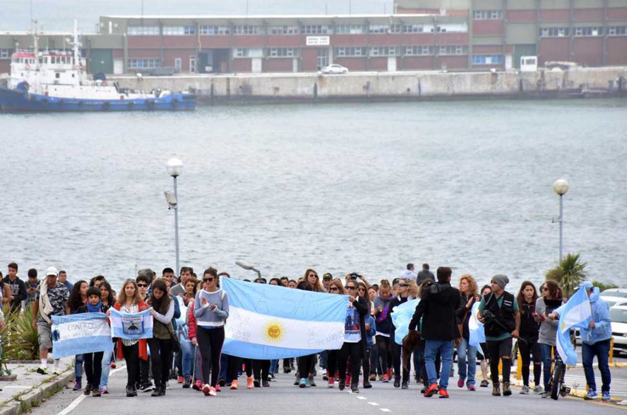 Familiares de marinos del submarino argentino perdido piden a Macri seguir la búsqueda