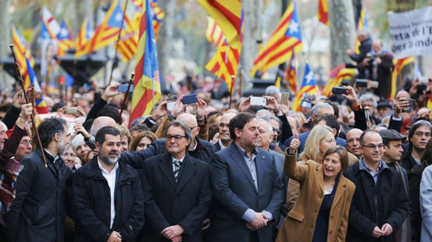 Independentistas catalanes preparan investidura de presidente amenazado de prisión