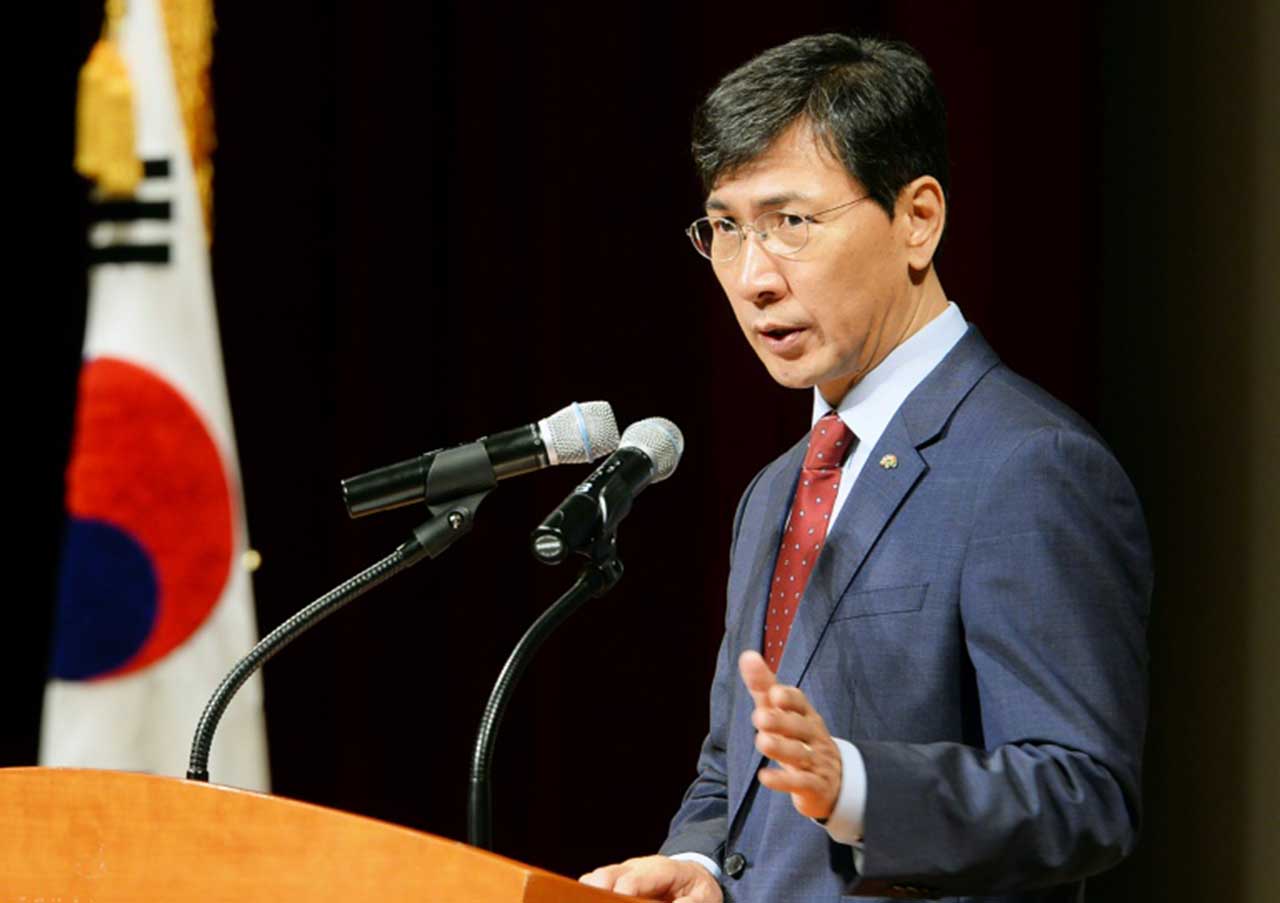 Influyente político de Corea del Sur renuncia tras acusaciones de violación