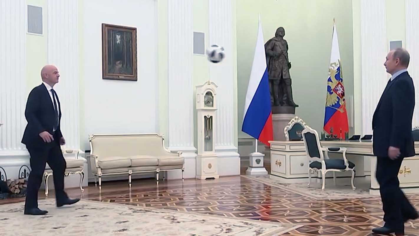 Putin toca el balón con Infantino a 100 días del Mundial de Rusia